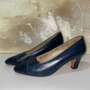 SALVATORE FERRAGAMO NAVY VINTAGE DESIGNER LEATHER HEELS